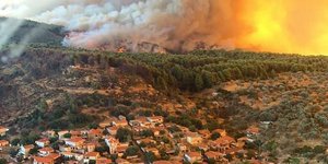 Η φωτιά στην Εύβοια μέσα από τα Chinook του Στρατού