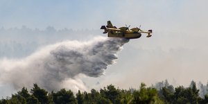 Βίντεο μέσα από το πιλοτήριο των Καναντέρ πάνω από την φωτιά στην Εύβοια