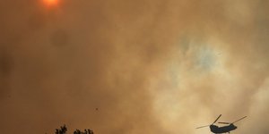 Μαύρος καπνός πάνω από την Εύβοια εξαιτίας της φωτιάς
