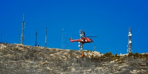 Ελικόπτερο επιχειρεί κοντά στις κεραίες κατά τη φωτιά στον Υμηττό