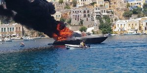Φωτιά σε θαλαμηγό στη Σύμη