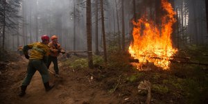 Πυροσβέστες επιχειρούν κατάσβεση της φωτιάς στα δάση της Σιβηρίας στη Ρωσία