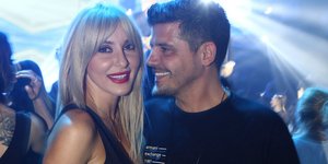 Η Μαρία Φραγκάκη ντυμένη στα μαύρα, δίπλα της ο Νίκος Μάρκογλου 