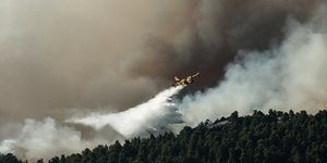 Καναντέρ επιχειρεί στη φωτιά στην Εύβοια
