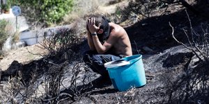 Ανθρωπος στα καμμένα του Βύρωνα