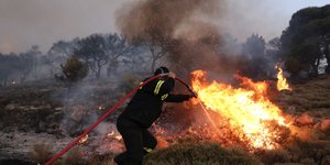 Πυροσβέστης σβήνει φωτιά