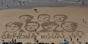 Σχεδίασαν τους 7 ηγέτες των G7 στην άμμο