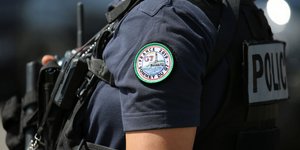 Κοντινό στο σήμα της γαλλικής αστυνομίας στον ώμο αστυνομικού
