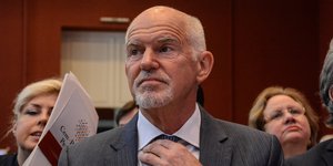 Ο Γιώργος Παπανδρέου φτιάχνει τον κόμπο της γραβάτας του