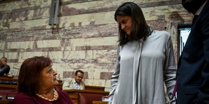 Η υπουργός Παιδείας, Νίκη Κεραμέως με την Μαριέττα Γιαννάκου