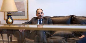 Γιάννης Πλακιωτάκης στον καναπέ