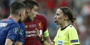 Η Στεφανί Φραπάρ σφυρίζει σε τελικό ποδοσφαίρου ανδρών σε ευρωπαϊκή διασυλλογική διοργάνωση