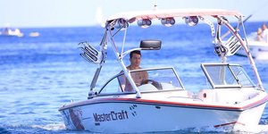 Ο Γιώργος Αγγελόπουλος σε ταχύπλοο στη Σκιάθο