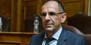 Γιώργος Γεραπετρίτης στο πλάι 