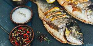 Ψητό ψάρι με φέτες λεμονιού