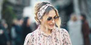 Γυναίκα με φόρεμα και ασορτί κορδέλα