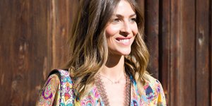 Γυναίκα χαμογελάει φορώντας φόρεμα λαχούρι