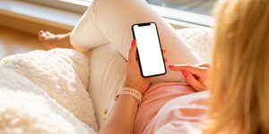 Γυναίκα με iPhone στα χέρια