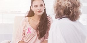 Γυναίκα με την ροζ κορδέλα για την πρόληψη ενάντια στον καρκίνο του μαστού