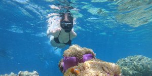 Γυναίκα με μάσκα στο βυθό της θάλασσας