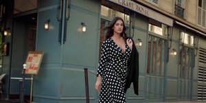 Γυναίκα με καμπύλες και πουά φόρεμα