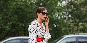 Γυναίκα με πουά φόρεμα μιλά στο κινητό