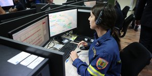 Γυναίκα μπροστά σε υπολογιστή για την αποστολή sms από τον 112