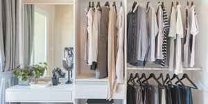 Γυναικεία ντουλάπα σε κρεβατοκάμαρα με καθρέπτη