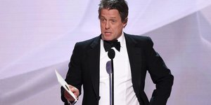 Χιου Γκραντ με σμόκιν