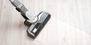 Ηλεκτρική σκούπα με λευκό πάτωμα