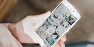 Instagram γυναίκα με κινητό στο χέρι