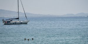ιστιοπλοϊκό και τρεις λουόμενοι