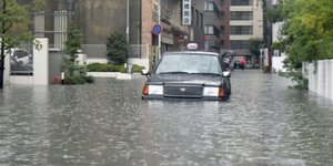 Αυτοκίνητο σε πλημμυρισμένο δρόμο στην Ιαπωνία