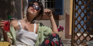 Η Ζαν Νταμάς κάθεται στον ήλιο