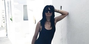 Η Ζενεβιέβ Μαζαρί στα σοκάκια νησιού με ολόσωμο μαύρο μαγιό 