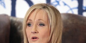 Η Τζόαν Ρόουλινγκ σε ανάγνωση ενός από τα έργα της