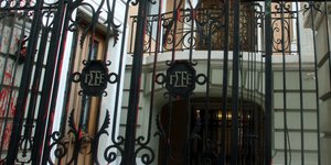 Η καγκελόπορτα του κτιρίου της ΓΣΕΕ στην Αθήνα