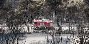 Πυροσβεστικό όχημα σε καμμένη περιοχή