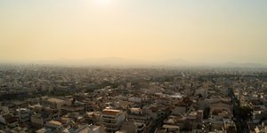 Καπνός πάνω από την Αττική