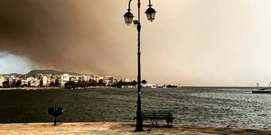 Καπνός στη Χαλκίδα από φωτιά στην Εύβοια