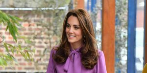 Η Κέιτ Μίντλετον με μοβ πουκάμισο