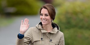 H Κέιτ Μίντλετον με χακί παντελόνι, μαύρο παντελόνι και λευκά sneakers