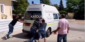 Ασθενοφόρο του ΕΚΑΒ πήρε μπροστά με... σπρώξιμο
