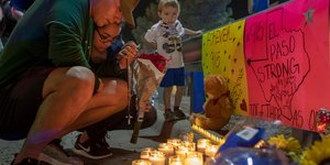 Κεριά και λουλούδια στα θύματα της επίθεσης σε εμπορικό κέντρο στο Ελ Πάσο