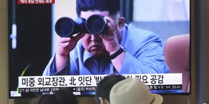 Ο Κιμ Γιονγκ Ουν με κυάλια