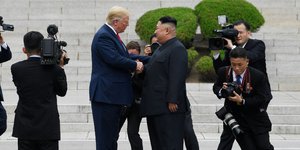 Ο Ντόναλντ Τραμπ και ο Κίμ Γιονγκ Ουν στην αποστρατικοποιημένη ζώνη μεταξύ Βορείου και Νοτίου Κορέας