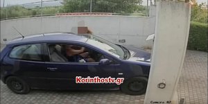 Η στιγμή που η γυναίκα ξυλοκοπεί την άλλη γυναίκα οδηγό στην Κόρινθο