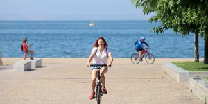 Κορίτσι κάνει ποδήλατο στην παραλία της Θεσσαλονίκης