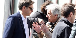 Ο Κώστας Γαβράς στα γυρίσματα της ταινίας με τον Αλέξανδρο Μπουρδούμη που θα υποδυθεί τον Αλέξη Τσίπρα