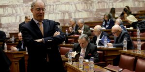 Κωστας Τασούλας με σταυρωμένα χερια